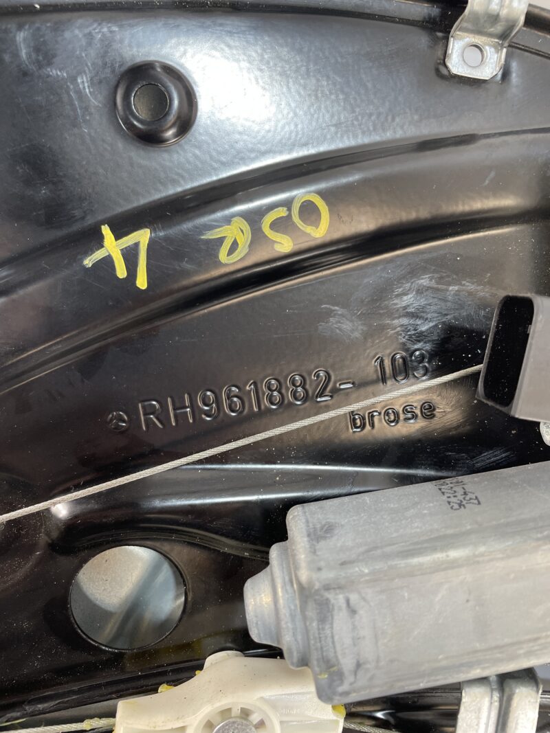 ELEVALUNAS TRASERO DERECHO MERCEDES-BENZ A2076700203 - Imagen 3