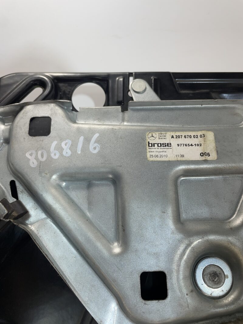 ELEVALUNAS TRASERO DERECHO MERCEDES-BENZ A2076700203 - Imagen 5