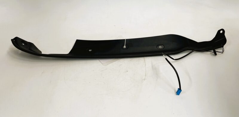 Revestimiento sensor derecho portón Mercedes-Benz ML A1668701051 - #759338 - Foto 2