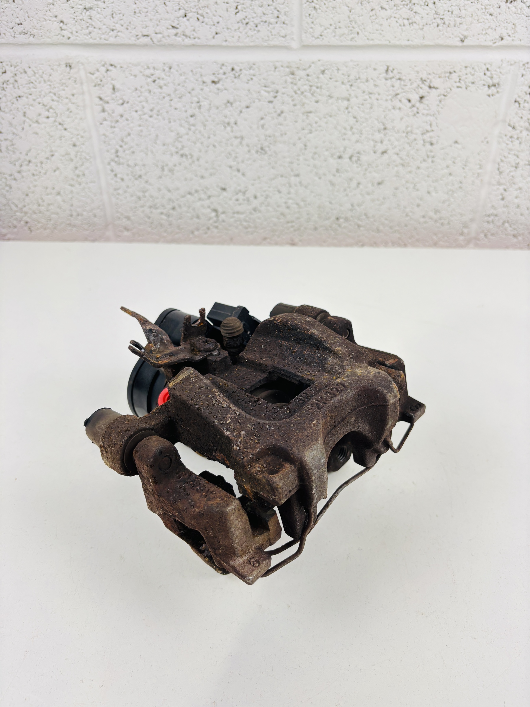 Pinza de freno trasera derecha Land Rover Discovery Sport 2014-2019 FK722K327BD - Foto 2 Pinza de freno trasera derecha Land Rover Discovery Sport 2014-2019 FK722K327BD - Imagen 2