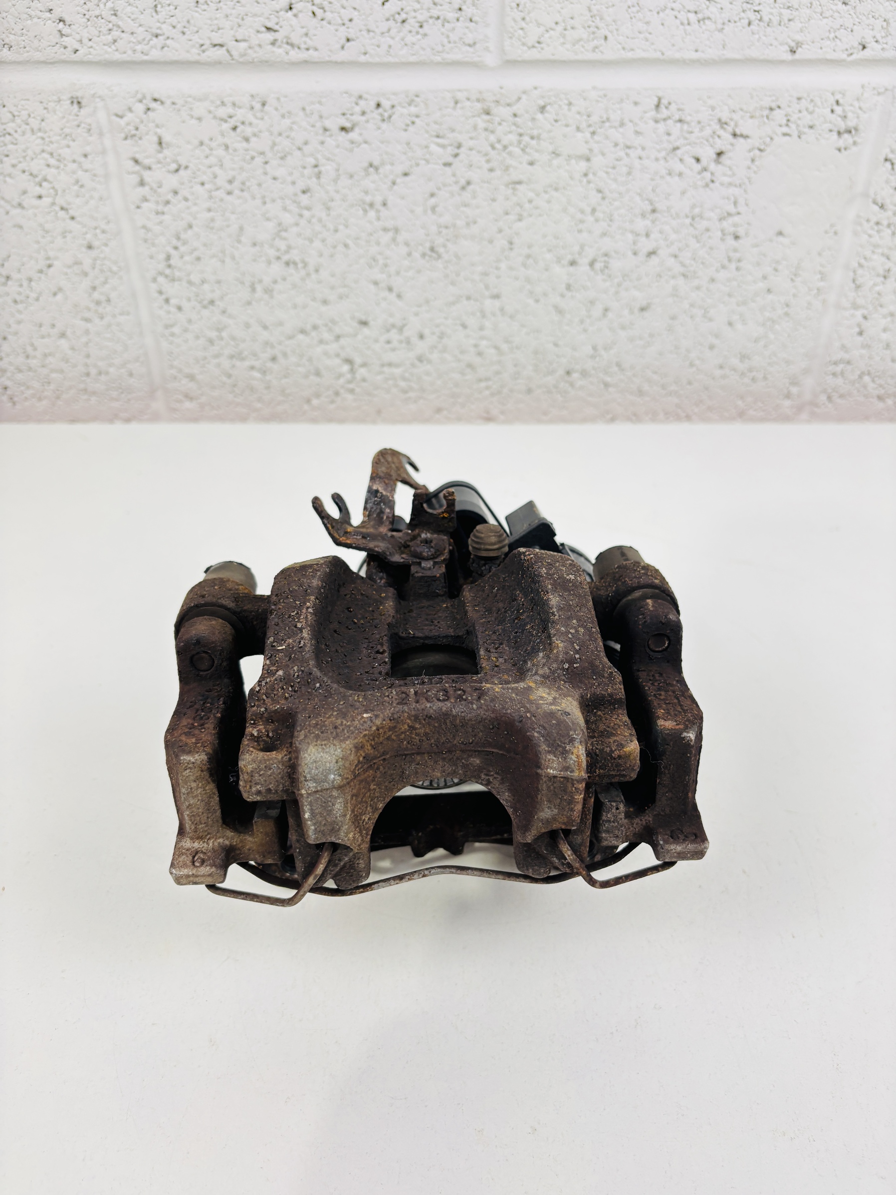 Pinza de freno trasera derecha Land Rover Discovery Sport 2014-2019 FK722K327BD - Foto 3 Pinza de freno trasera derecha Land Rover Discovery Sport 2014-2019 FK722K327BD - Imagen 3