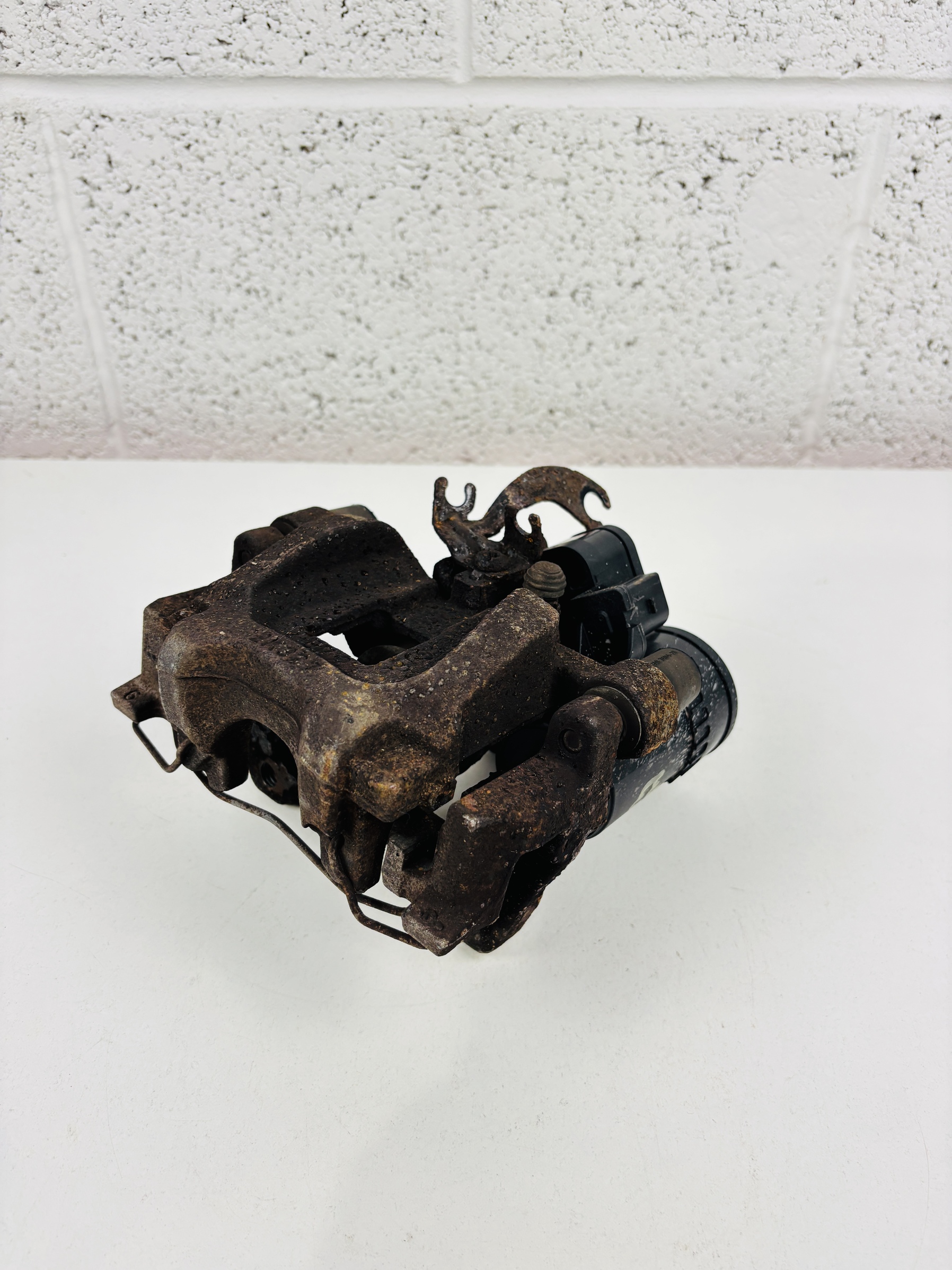 Pinza de freno trasera derecha Land Rover Discovery Sport 2014-2019 FK722K327BD - Foto 4 Pinza de freno trasera derecha Land Rover Discovery Sport 2014-2019 FK722K327BD - Imagen 4