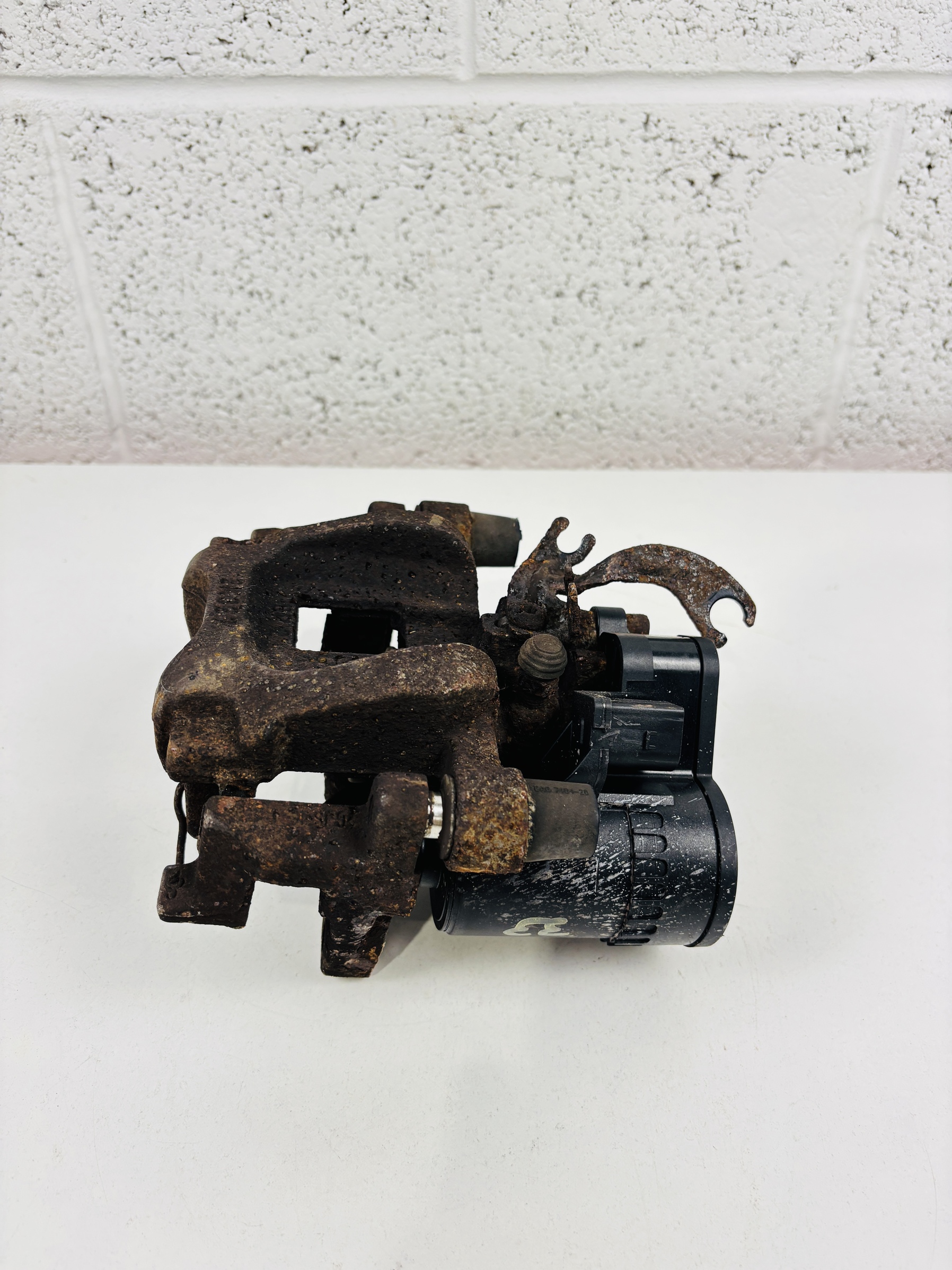 Pinza de freno trasera derecha Land Rover Discovery Sport 2014-2019 FK722K327BD - Foto 5 Pinza de freno trasera derecha Land Rover Discovery Sport 2014-2019 FK722K327BD - Imagen 5