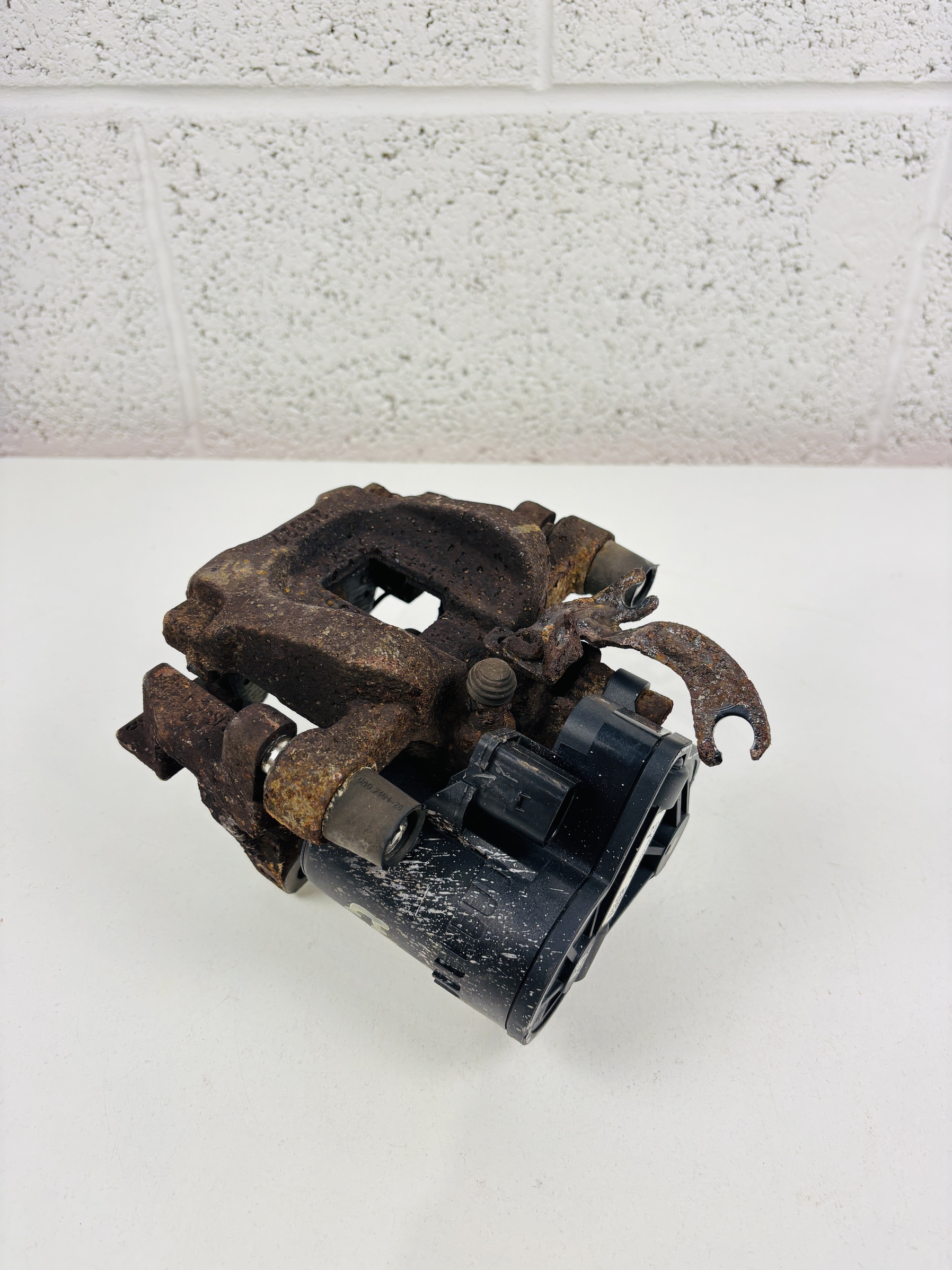 Pinza de freno trasera derecha Land Rover Discovery Sport 2014-2019 FK722K327BD - Foto 6 Pinza de freno trasera derecha Land Rover Discovery Sport 2014-2019 FK722K327BD - Imagen 6