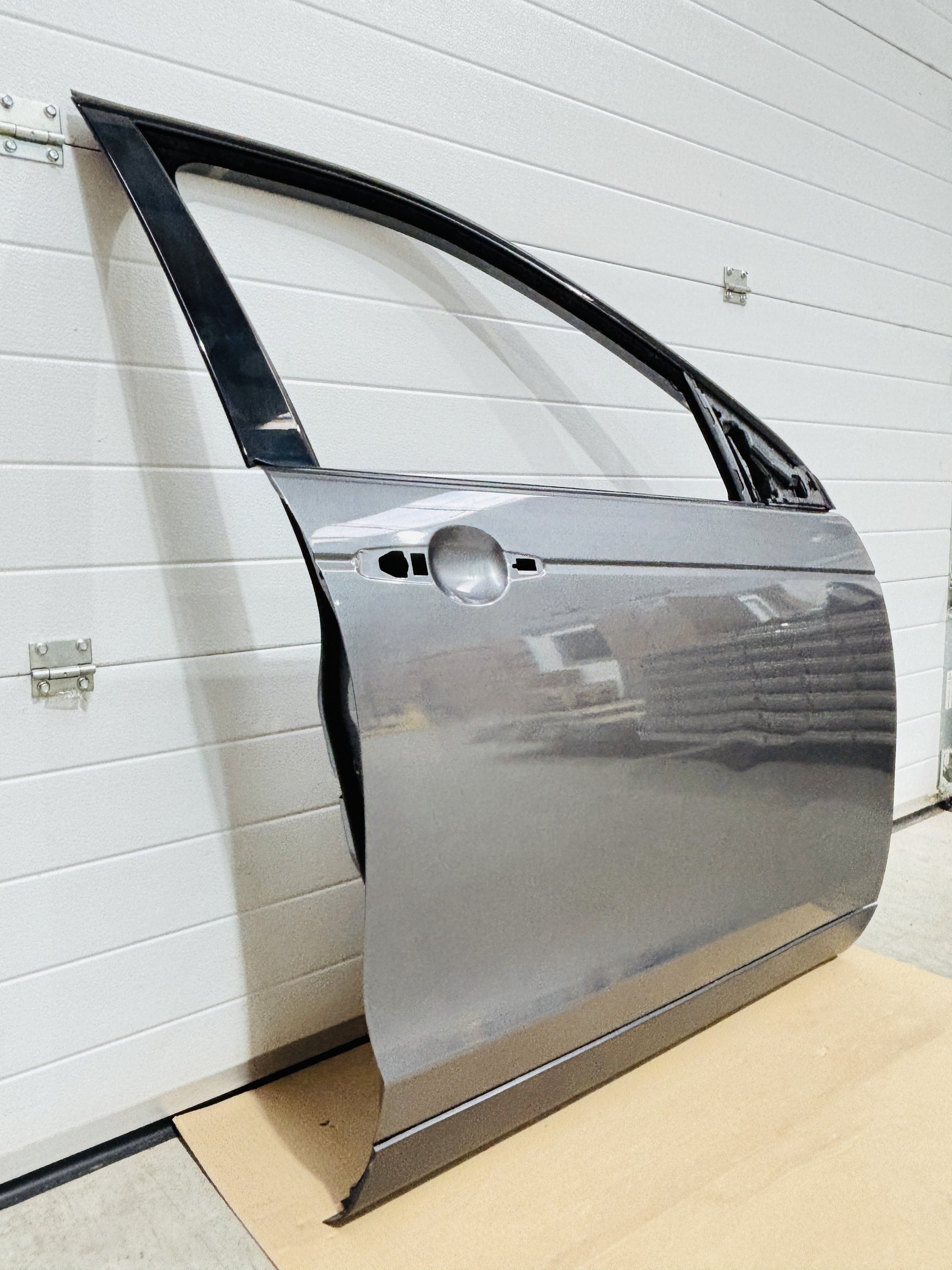 Puerta delantera derecha Land Rover Discovery Sport 2014-2019 LR061282 - Foto 3 Puerta delantera derecha Land Rover Discovery Sport 2014-2019 LR061282 - Imagen 3