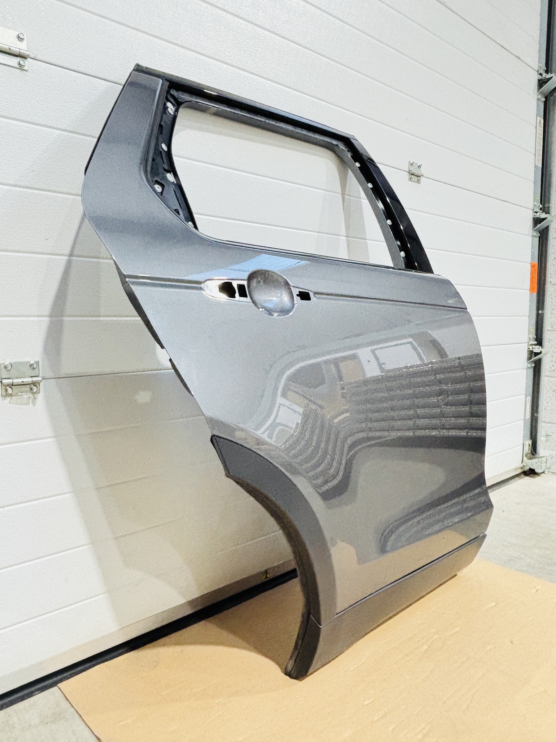 Puerta trasera derecha Land Rover Discovery Sport 2014-2019 LR061284 - Foto 3 Puerta trasera derecha Land Rover Discovery Sport 2014-2019 LR061284 - Imagen 3