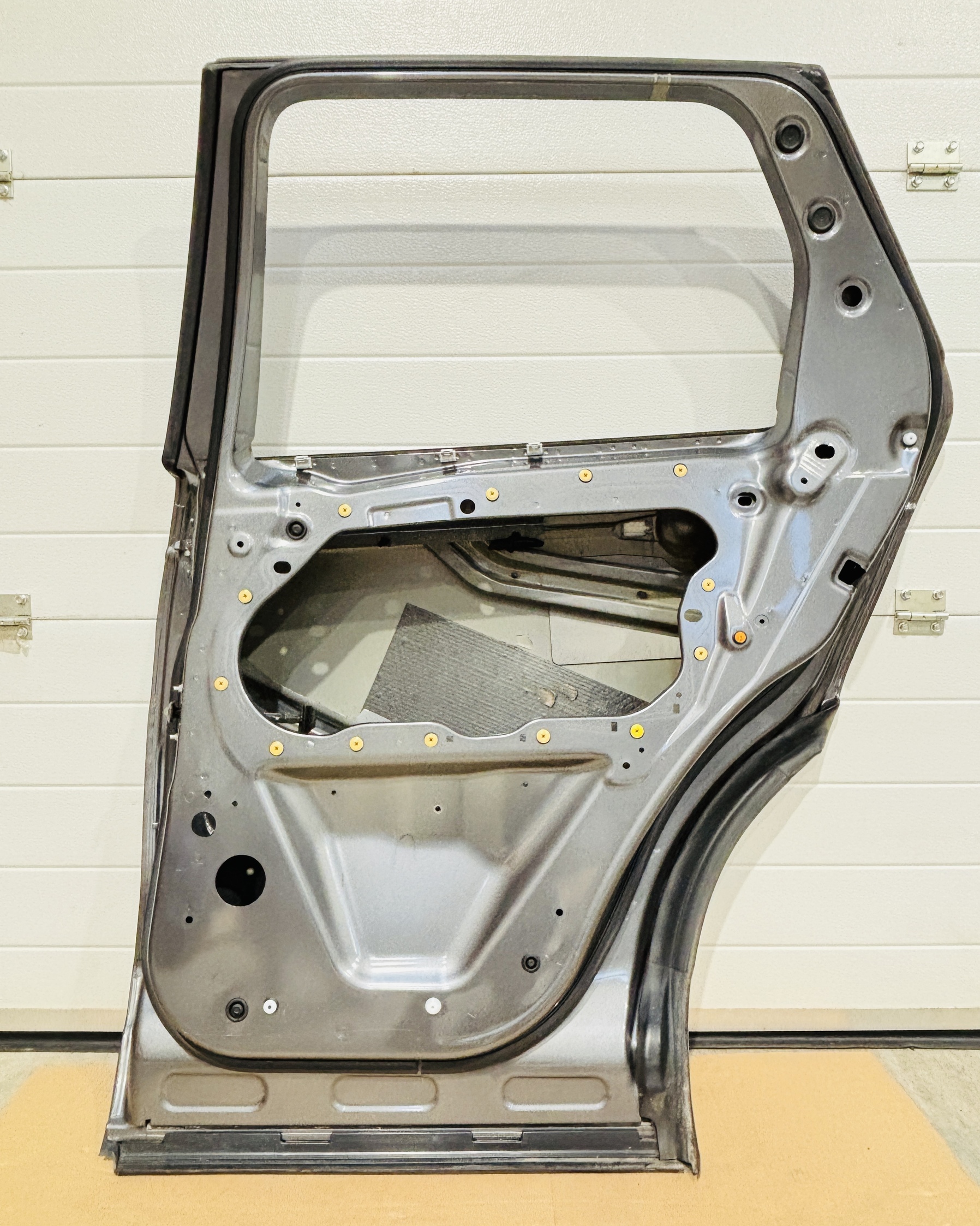 Puerta trasera derecha Land Rover Discovery Sport 2014-2019 LR061284 - Foto 4 Puerta trasera derecha Land Rover Discovery Sport 2014-2019 LR061284 - Imagen 4
