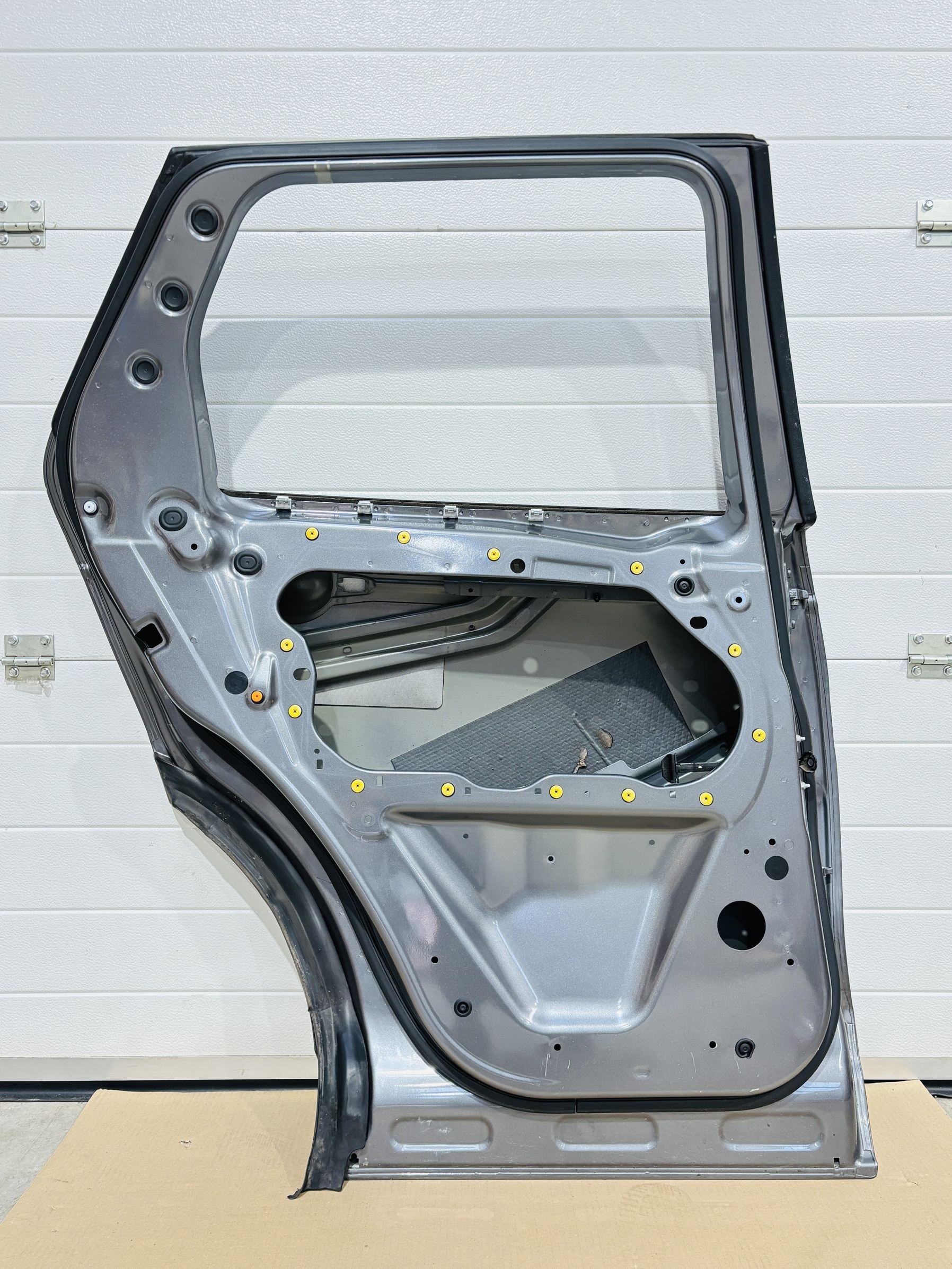 Puerta trasera izquierda Land Rover Discovery Sport 2014-2019 LR061285 - Foto 4 Puerta trasera izquierda Land Rover Discovery Sport 2014-2019 LR061285 - Imagen 4