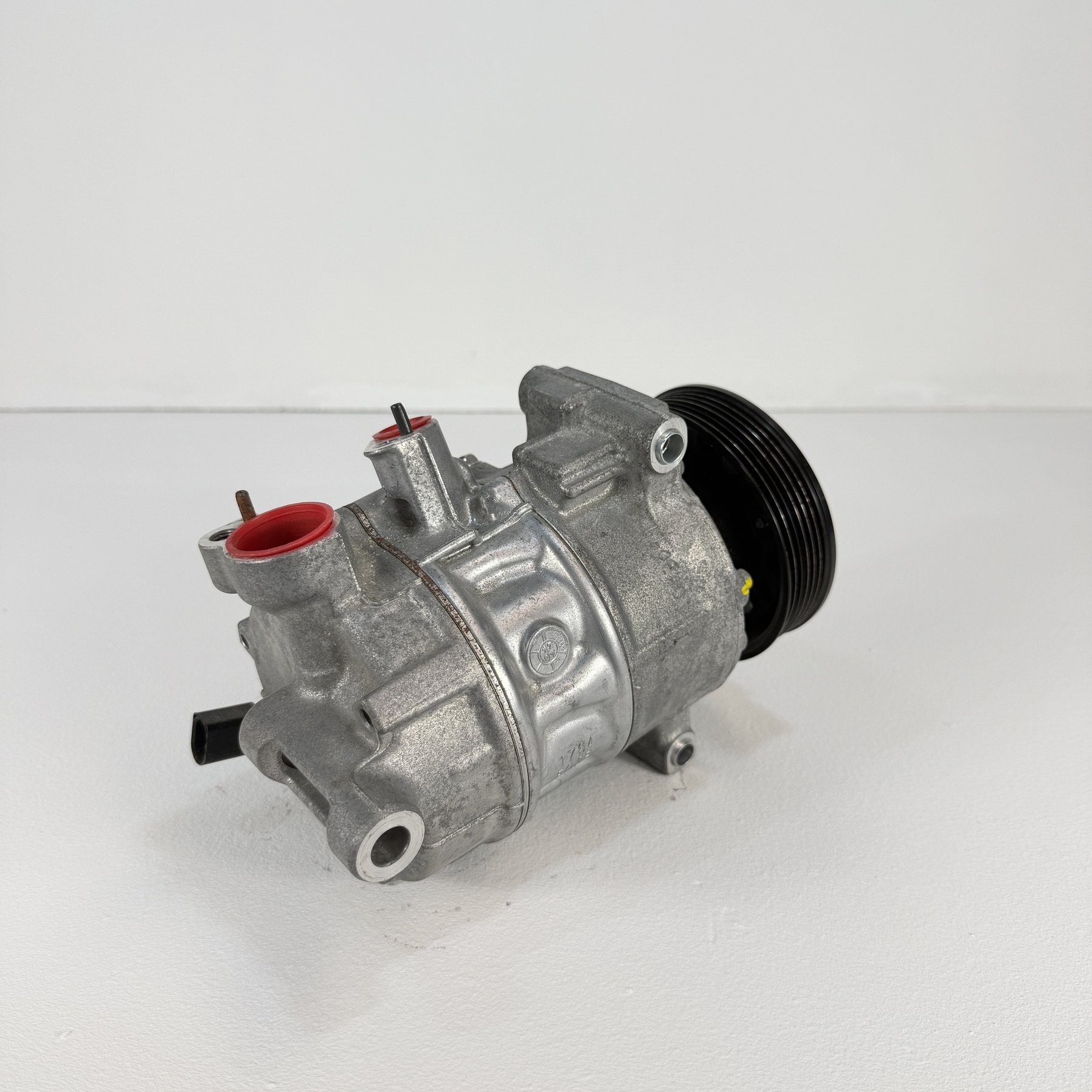 Compresor aire acondicionado Skoda Octavia 1.0 TSI 5Q0816803F - Foto 5 Compresor aire acondicionado Skoda Octavia 1.0 TSI 5Q0816803F - Imagen 5